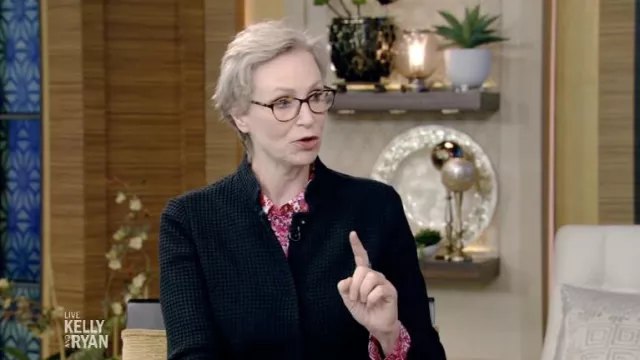 Check Blazer Jacket porté par Jane Lynch comme vu dans LIVE avec Kelly et Ryan