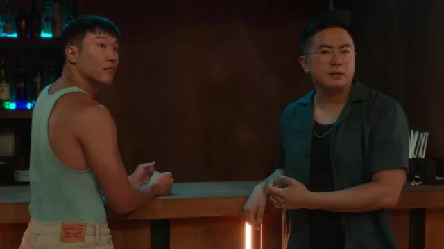 Pantalon en denim Levi’s porté par Noah (Joel Kim Booster) vu dans Fire Island