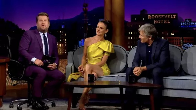 One shoulder asymmetric yellow dress worn by Juliette Lewis in The Late Late Show with James Corden on June 6, 2022