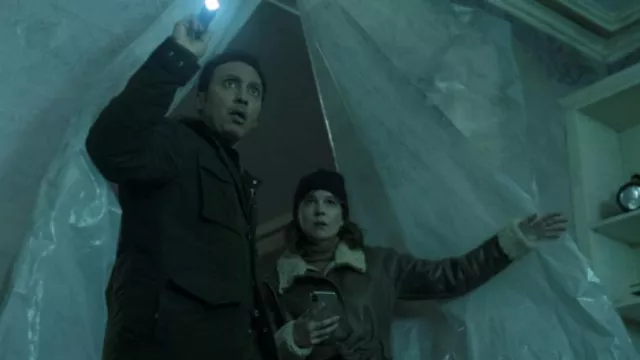 Abrigo de cuero con cuello de piel usado por Kristen Bouchard (Katja Herbers) como se ve en los atuendos de la serie de televisión Evil (Temporada 3 Episodio 2)