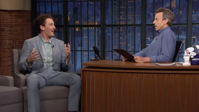 Cárdigan de suéter polo de botón usado por Miles Teller en Late Night with Seth Meyers