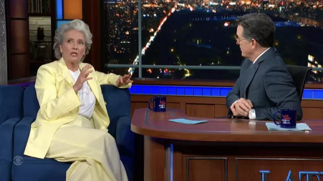 Chaqueta blazer amarilla clara y traje de pantalón usado por Emma Thompson en The Late Show with Stephen Colbert el 15 de junio de 2022