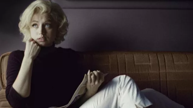 Pull à col roulé porté par Norma Jeane / Marilyn Monroe (Ana de Armas) dans des tenues de cinéma blondes