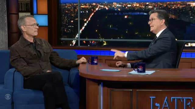 Chaqueta de ante marrón usada por Tom Hanks como se ve en The Late Show with Stephen Colbert el 16 de junio de 2022
