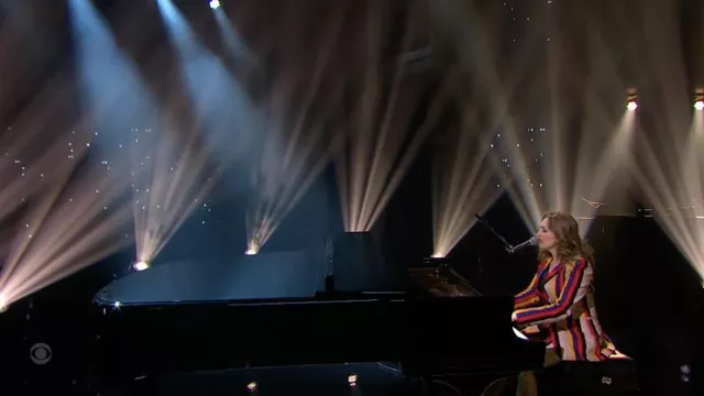 Chaqueta a rayas usada por Regina Spektor como se ve en The Late Show with Stephen Colbert el 16 de junio de 2022