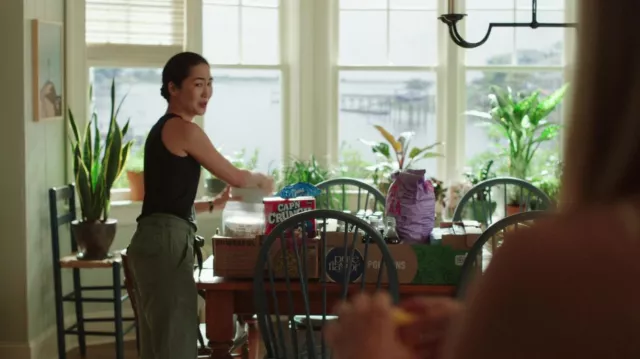 Pantalones verde oliva usados por Laurel (Jackie Chung) como se ve en The Summer I Turned Pretty (Temporada 1 Episodio 1)
