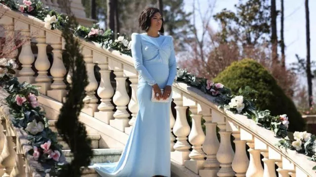Robe longue bleue portée par Lorraine Swift (April Parker Jones) dans la garde-robe de la série télévisée Tom Swift (saison 1 épisode 5)