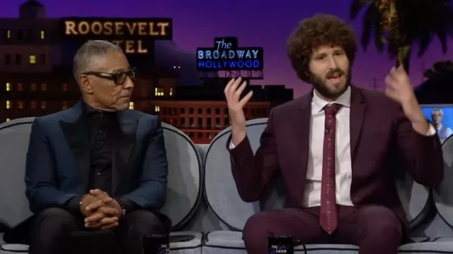 Corbata púrpura impresa usada por Dave Burd / Lil Dicky como se ve en The Late Late Show con James Corden