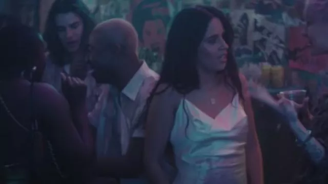 La robe satinée blanche portée par Camila Cabello dans son clip Bam Bam feat. Ed Sheeran