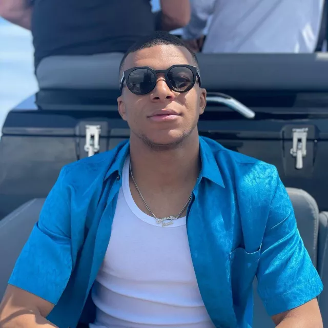 The sunglasses worn by Kylian Mbappé on his Instagram account @k.mbappe