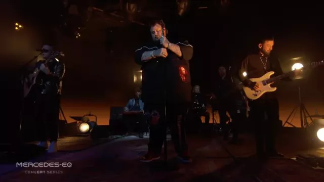 Camisa negra usada por Jelly Roll como se ve en Jimmy Kimmel Live!