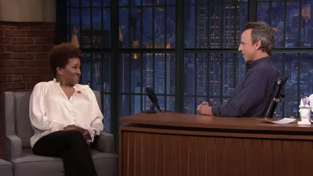 Silk white blouse shirt worn by Wanda Sykes in Late Night with Seth Meyers