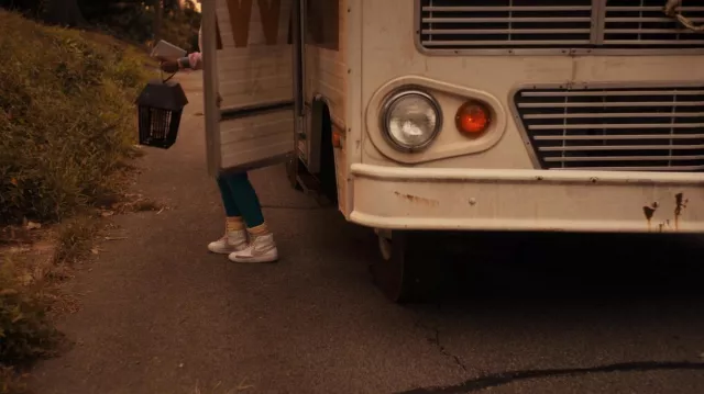Nike Hi Top Sneakers portées par Erica Sinclair (Priah Ferguson) comme on le voit dans Stranger Things Wardrobe (S04E09)