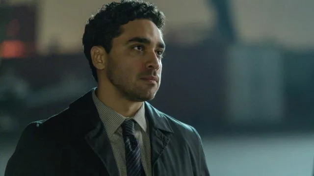 Cravate rayée portée par Raymond Waters (E. J. Bonilla) telle que vue dans les tenues de la série télévisée The Old Man (saison 1 épisode 4)