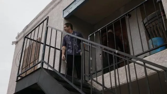 Chemise à boutons Flora bleue portée par Lalo Salamanca (Tony Dalton) dans la garde-robe de la série télévisée Better Call Saul (saison 5 épisode 1)