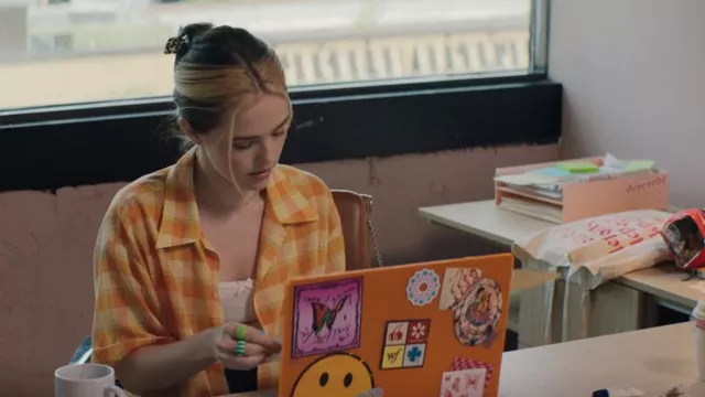 Camisa a cuadros usada por Danni (Zoey Deutch) como se ve en la película Not Okay