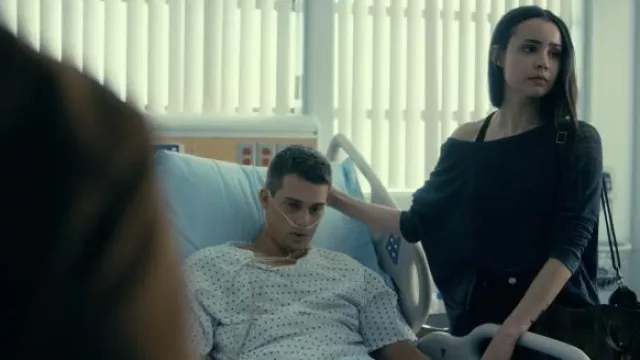 Gris sur le pull d'épaule porté par Cassie (Sofia Carson) dans Purple Hearts  | Spotern