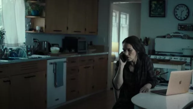 Chemise en flanelle brune portée par Kath (Winona Ryder) vue dans Gone in the Night