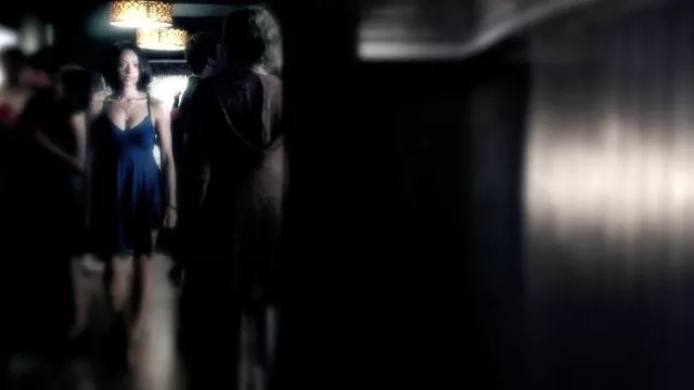 Le débardeur bleu asymétrique porté par Bonnie Bennett (Katerina Graham) dans la série Vampire Diaries (Saison 5 Episode 8)