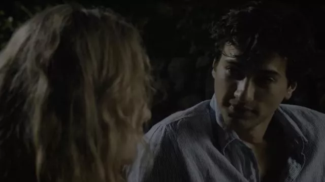 Camisa de lino a rayas usada por Harry Bingham (Alex Fitzalan) en la serie de televisión The Society (S01E02)