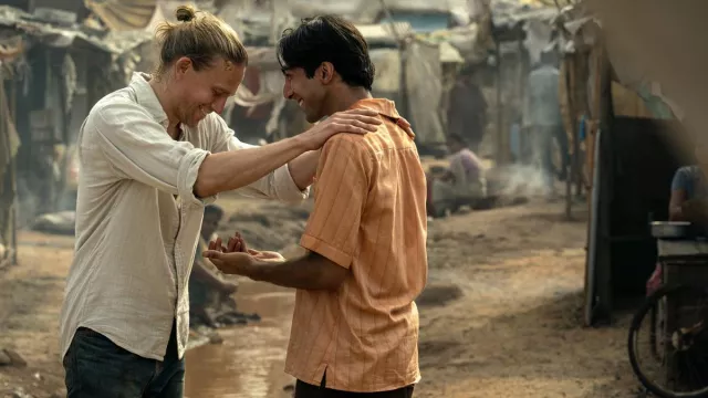 Chemise portée par Lin (Charlie Hunnam) vue dans Shantaram (Saison 1)