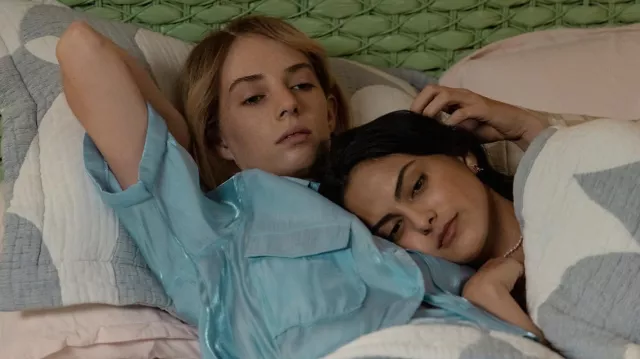 Chemise bleue portée par Eleanor (Maya Hawke) vue dans Do Revenge