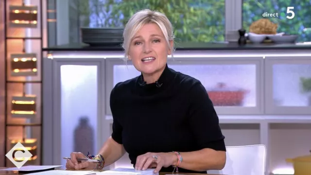 Le top à manches courtes noir porté par Anne-Élisabeth Lemoine dans l'émission C à Vous du lundi 19 septembre 2022