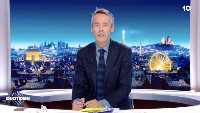 La cravate bleue rayée portée par Yann Barthès dans l'émission Quotidien du lundi 19 septembre 2022