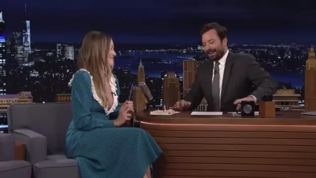 Robe bleue avec col en dentelle blanche portée par Margot Robbie comme on le voit dans The Tonight Show Starring Jimmy Fallon