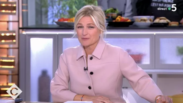 La veste rose portée par Anne-Élisabeth Lemoine dans l'émission C à Vous du mardi 20 septembre 2022