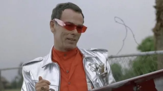 Lunettes de soleil rouges portées par l’amiral Al Calavicci (Dean Stockwell) telles que vues dans les tenues de la série télévisée Quantum Leap (saison 1 épisode 8)