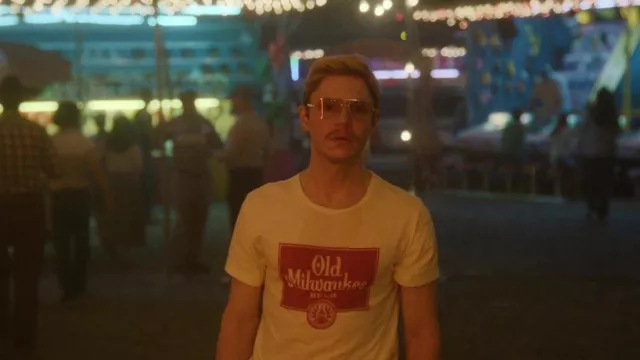 Old Milwaukee Beer T-Shirt worn by Jeffrey Dahmer (Evan Peters) as seen in Dahmer - Monster: The Jeffrey Dahmer Story TV series outfits (S01E04)