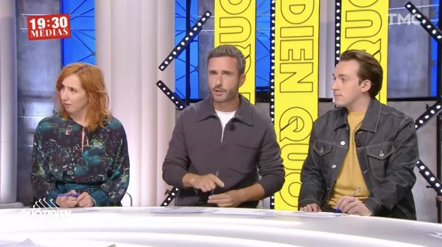 The zipped gray sweatshirt worn by Julien Bellver in the show Quotidien of Wednesday, September 21, 2022