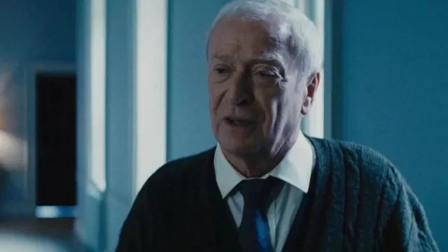 Cardigan en tricot de câble porté par Alfred Pennyworth (Michael Caine) dans les tenues de film The Dark Knight