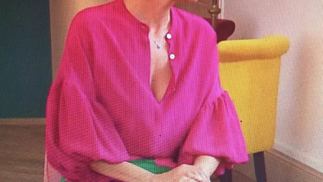 La blouse rose à manches bouffantes portée par Cristina Córdula dans Les Reines du Shopping à Nantes le 28 septembre 2022
