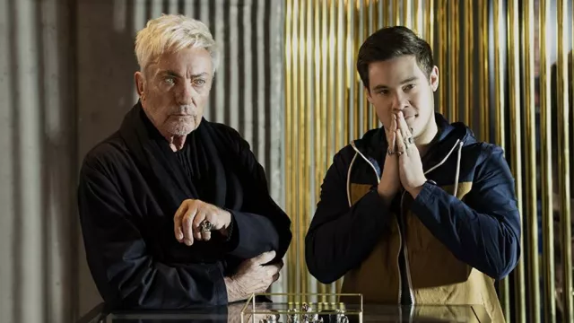 Veste à capuche bleu marine et marron portée par Bumper Allen épisodes inconnus (Adam DeVine) comme vu dans Pitch Perfect: Bumper in Berlin (Saison 1)