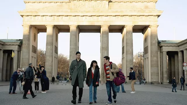 Trench-coat vert olive porté par Pieter Krämer (Flula Borg) comme on le voit dans Pitch Perfect: Bumper in Berlin (Saison 1)