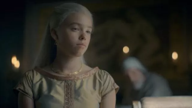 Gold collar necklace worn by Young Princess Rhaenyra Targaryen (Milly Alcock) in House of the Dragon (Season 1 Episode 1)