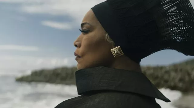 Boucles d’oreilles portées par Ramonda (Angela Bassett) comme on le voit dans le film Black Panther: Wakanda Forever