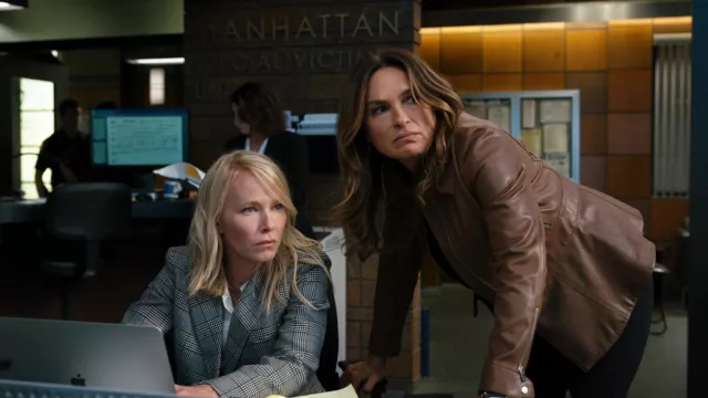 Chaqueta de cuero marrón usada por la capitana Olivia Benson (Mariska Hargitay) como se ve en Law & Order: Organized Crime (Temporada 3 Episodio 1)