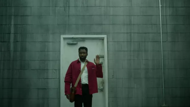Sac à bandoulière porté par Earnest 'Earn' Marks (Donald Glover) vu dans Atlanta Outfits (S04E03)