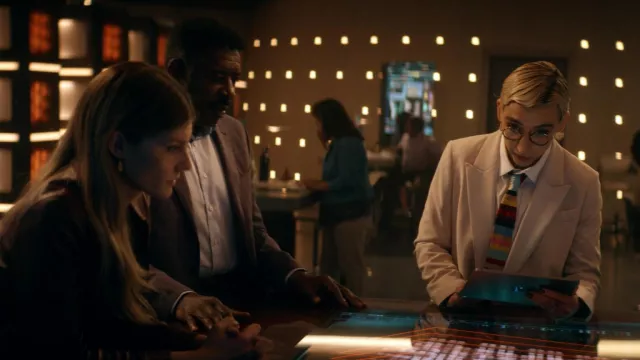 Cravate multicolore portée par Ian Wright (Mason Alexander Park) vue dans la garde-robe de la série télévisée Quantum Leap (S01E03)