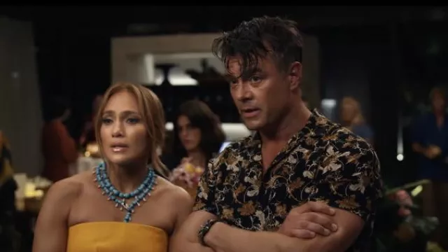 Chemise à fleurs hawaïenne portée par Tom (Josh Duhamel) comme on le voit dans le film Shotgun Wedding
