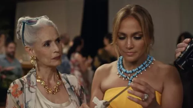 Collier de perles bleues porté par Darcy (Jennifer Lopez) comme on le voit dans la garde-robe shotgun Wedding