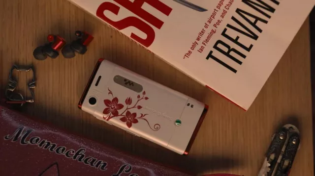 Sony Ericsson Walkman Phone utilisé par Prince (Joey King) vu dans Bullet Train