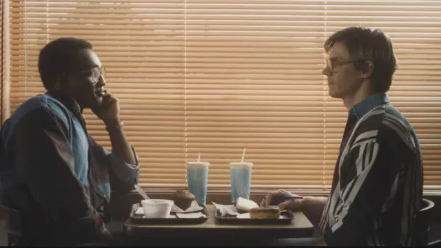 La chemise à rayures portée par Jeffrey Dahmer (Evan Peters) dans la série Dahmer : Monstre - L'histoire de Jeffrey Dahmer (Saison 1)