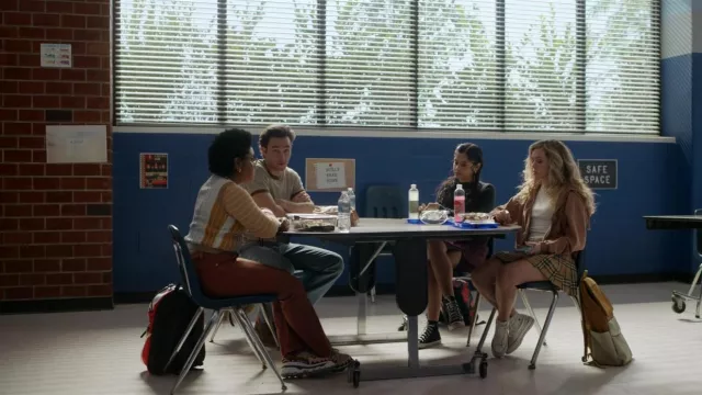 Jupe à carreaux portée par Courtney Whitmore (Brec Bassinger) vue dans Stargirl de DC (S03E05)