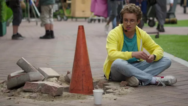 Sweat à capuche jaune porté par Adam Goldberg (Sean Giambrone) comme on le voit dans les tenues de l’émission de télévision The Goldbergs (S10E03)