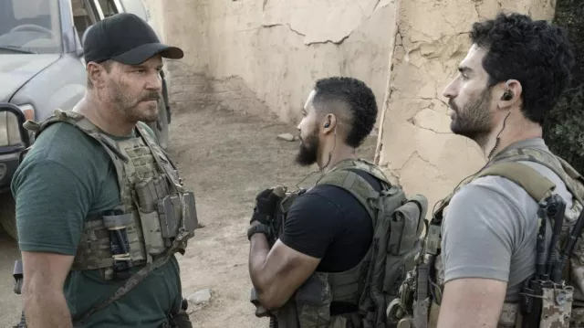 Green tee worn by Jason Hayes (David Bore­anaz) as seen in SEAL Team TV series (S06E04)