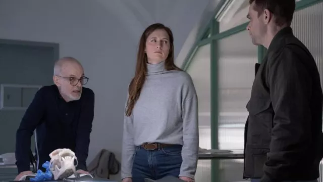 Pull à col roulé gris porté par Claire Logan (Grace Gummer) vu dans la série télévisée Let the Right One In (S01E02)